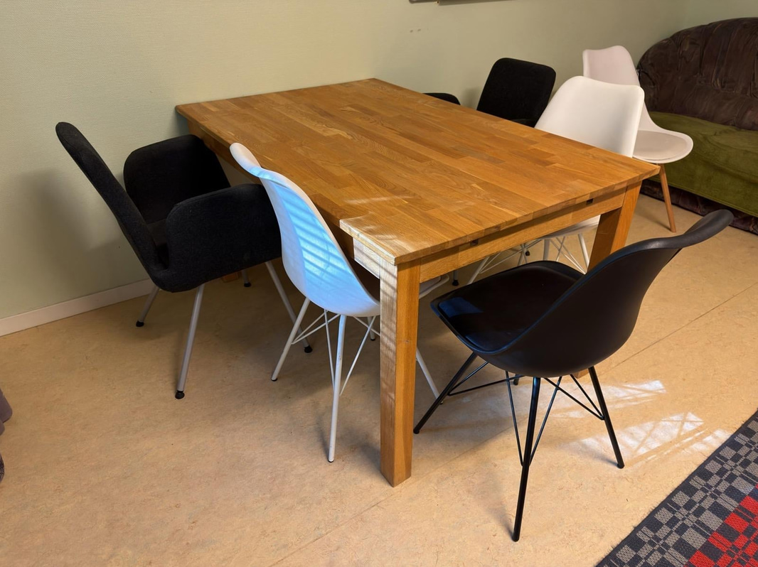 Matbord och 5st stolar