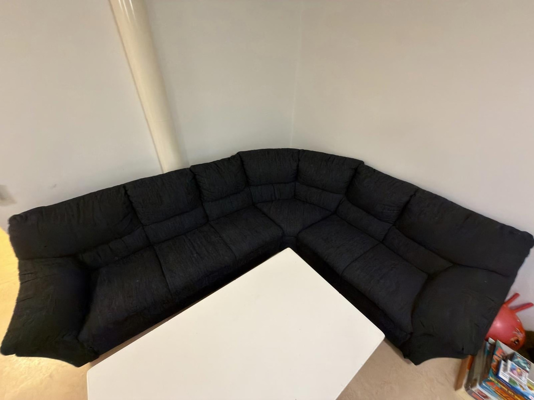 Soffa, soffbord och fåtölj.