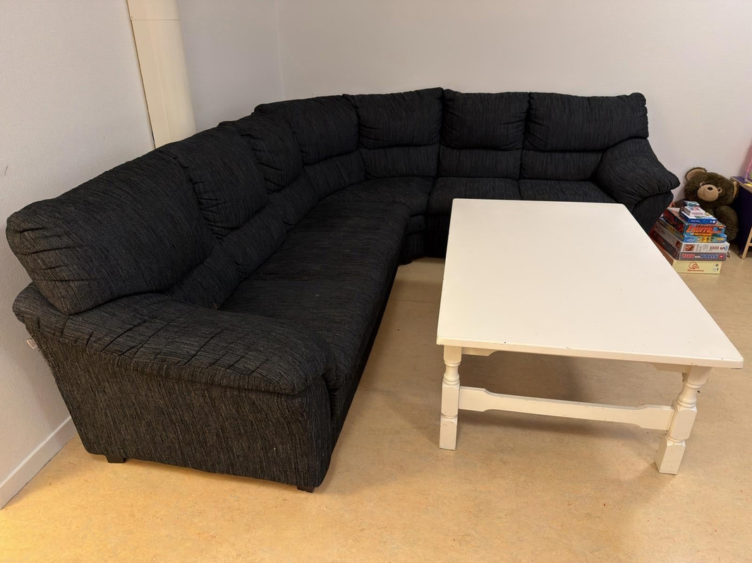 Soffa, soffbord och fåtölj.