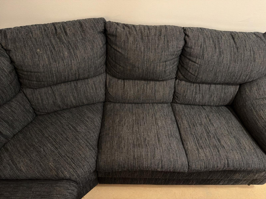 Soffa, soffbord och fåtölj.