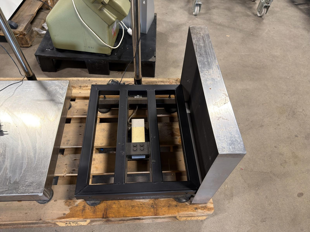 2 EK Industriprodukter scales