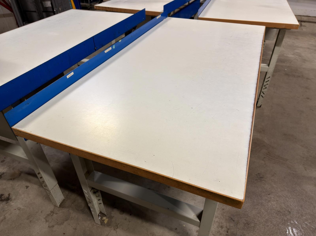 Arbetsbänk med lådor