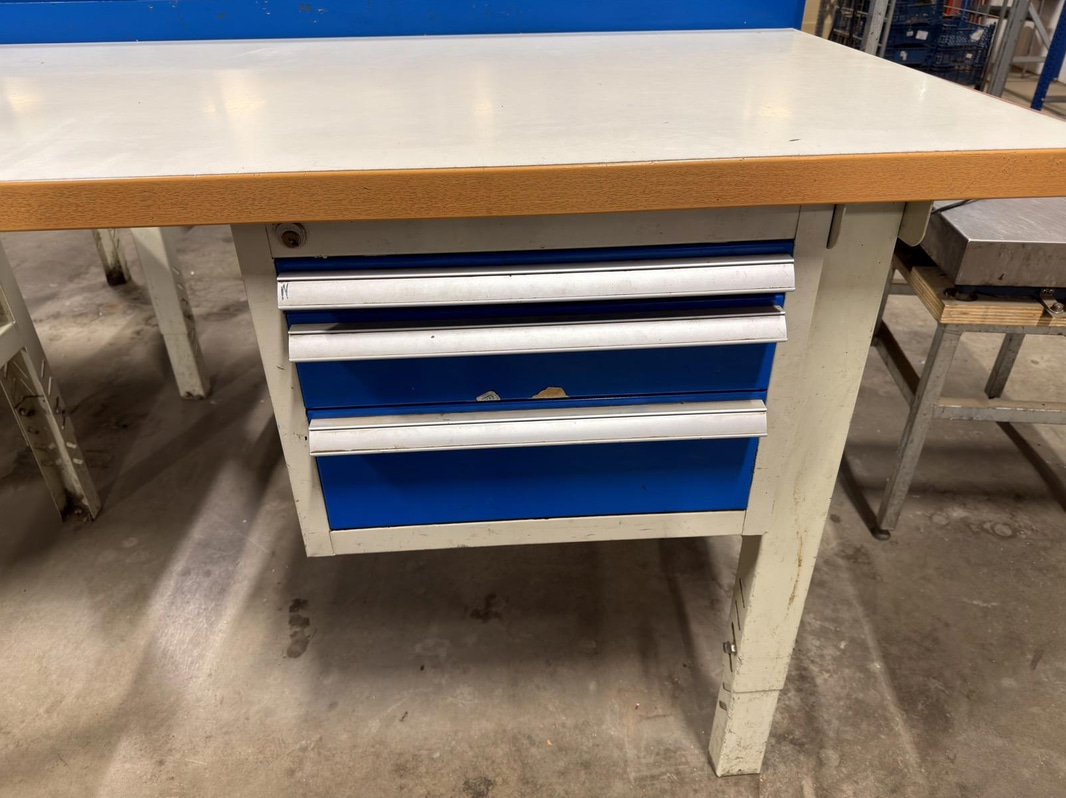 Arbetsbänk med lådor