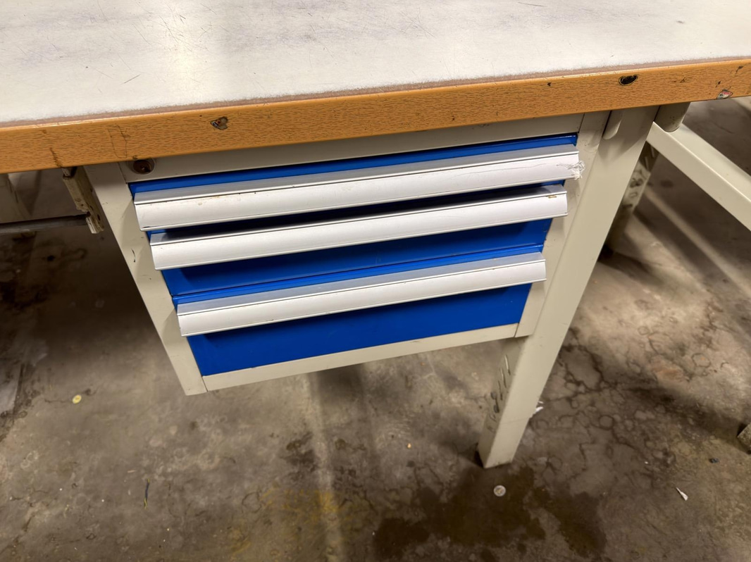 Workbench with drawers