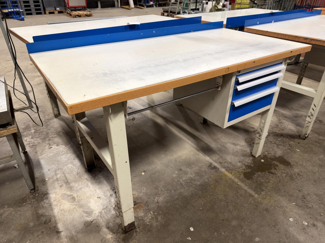 Workbench with drawers
