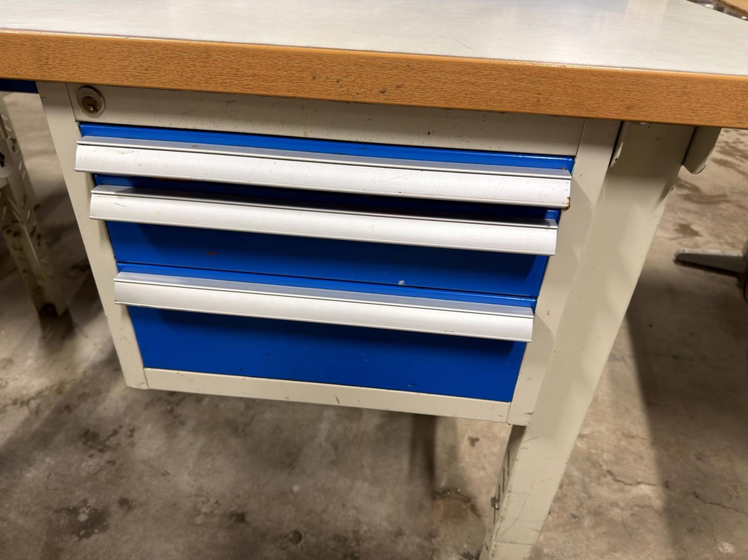 Workbench with drawers