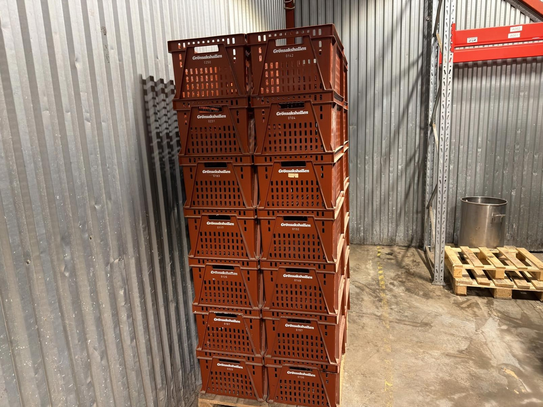 28 plastic crates