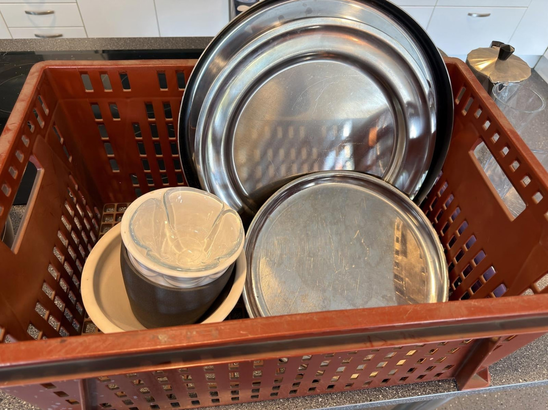Plates, cutlery, kitchenware, etc.