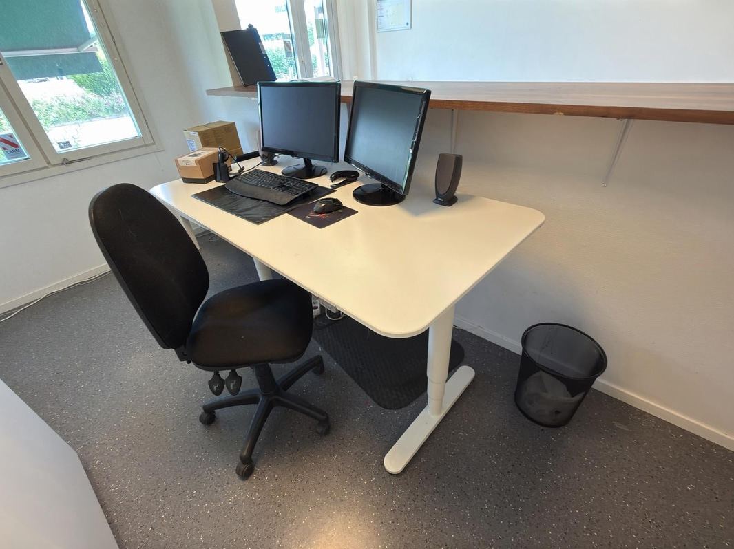 Kontorsmöbler, skärmar m.m.
