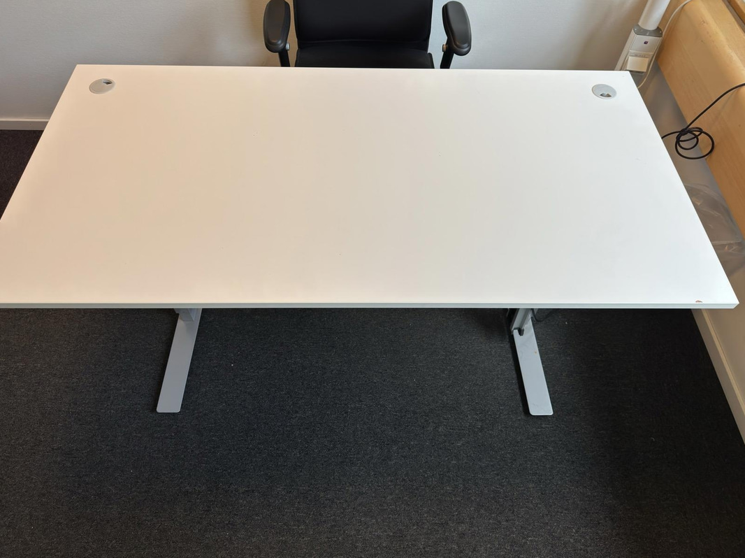 Höj- och sänkbart skrivbord AJ Produkter inkl. kontorsstol