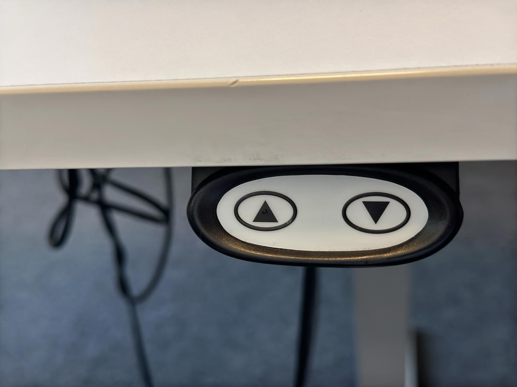 Höj- och sänkbart skrivbord AJ Produkter inkl. kontorsstol