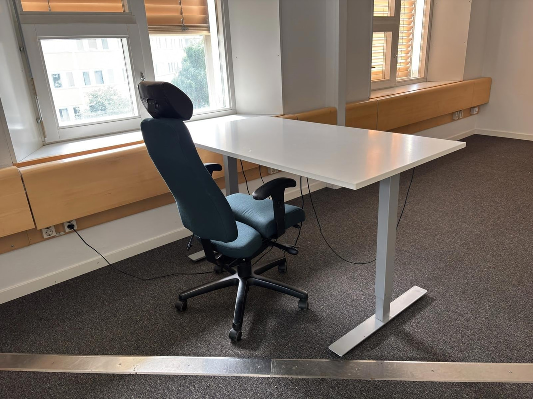 Höj- och sänkbart skrivbord inkl. kontorsstol
