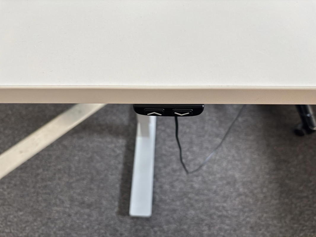 Höj- och sänkbart skrivbord inkl. kontorsstol