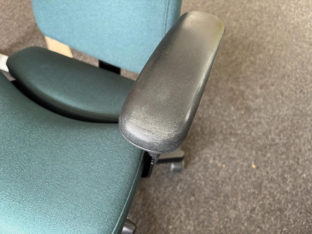 Höj- och sänkbart skrivbord inkl. kontorsstol