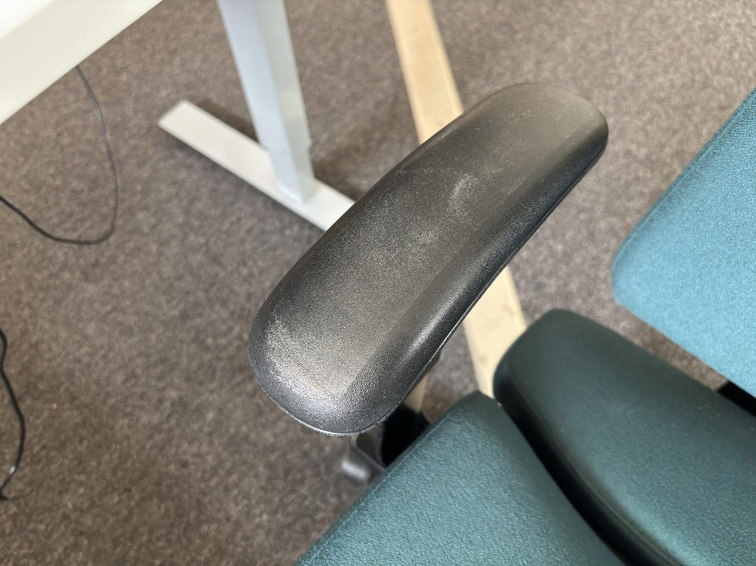 Höj- och sänkbart skrivbord inkl. kontorsstol