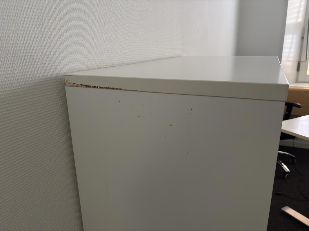 Höj- och sänkbart skrivbord inkl. dokumentskåp och kontorsstol