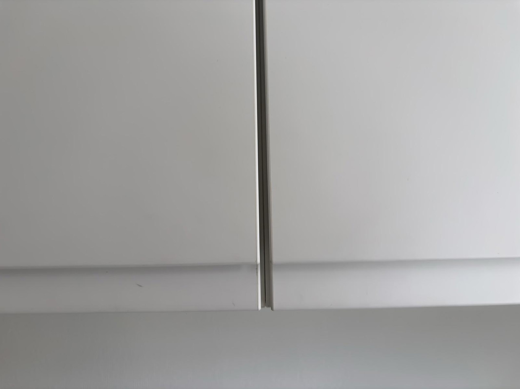 Höj- och sänkbart skrivbord inkl. dokumentskåp och överskåp