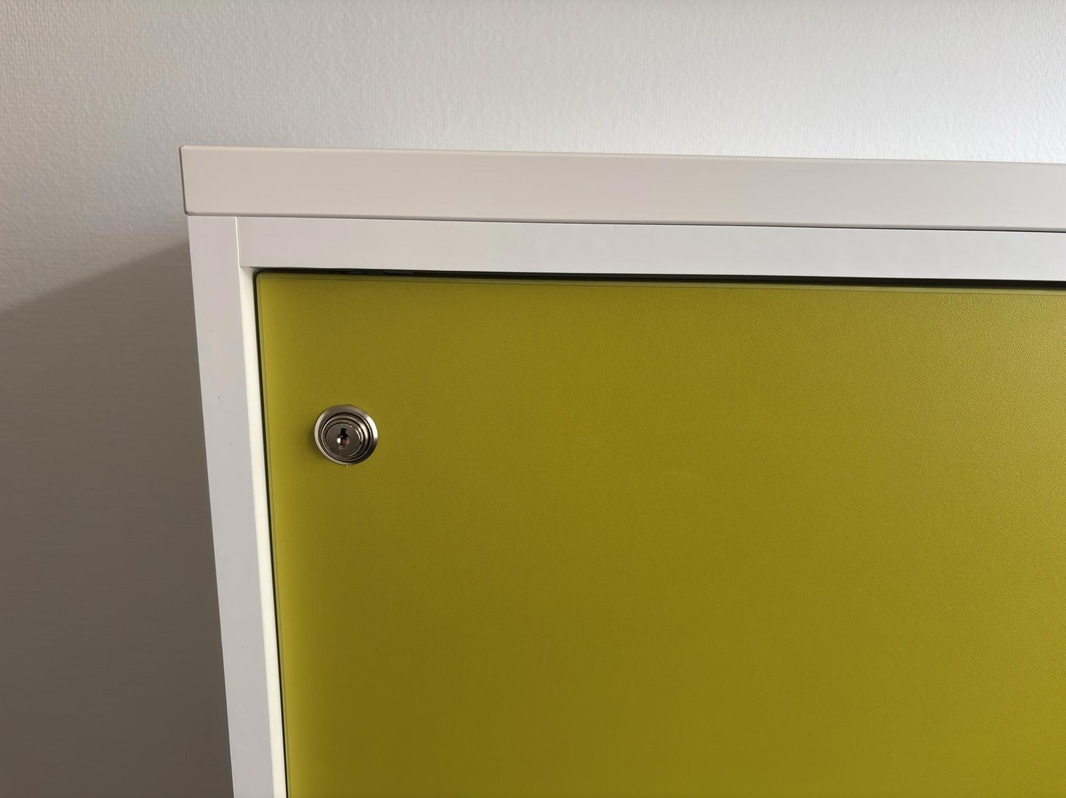 Höj- och sänkbart skrivbord inkl. dokumentskåp och överskåp