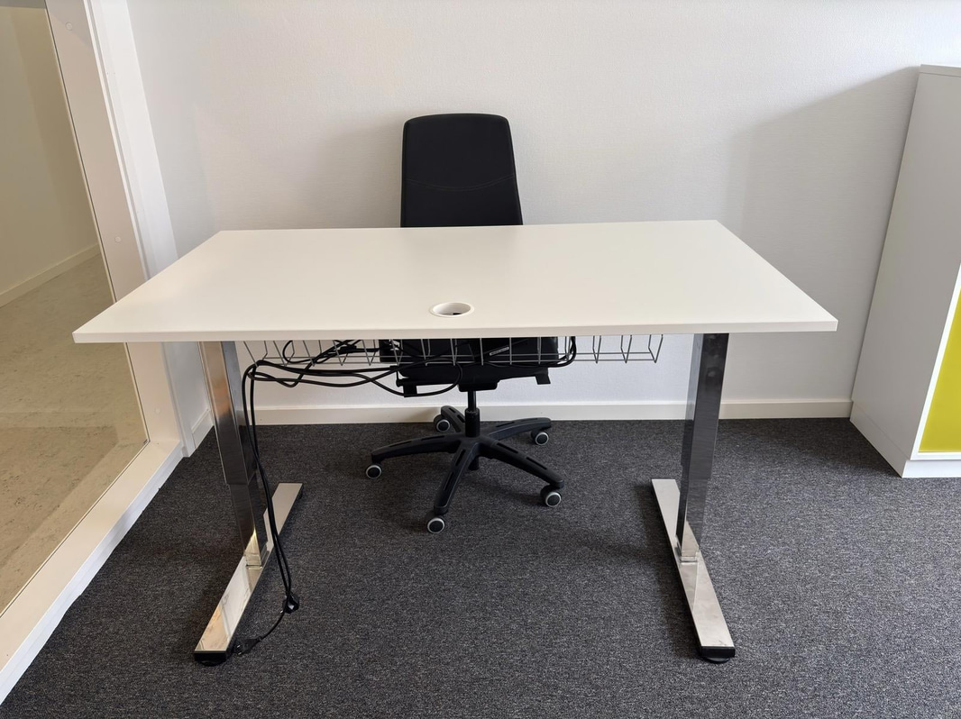 Höj- och sänkbart skrivbord inkl. dokumentskåp och överskåp