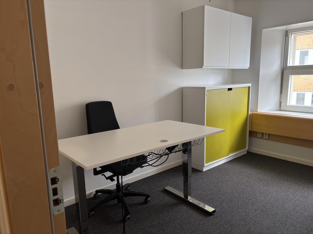 Höj- och sänkbart skrivbord inkl. dokumentskåp och överskåp