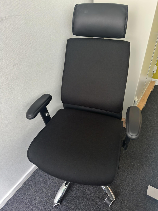 Höj- och sänkbart skrivbord inkl. kontorsstol