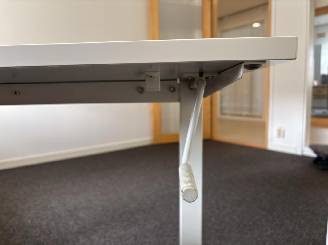 Höj- och sänkbart skrivbord inkl. dokumentskåp och kontorsstol