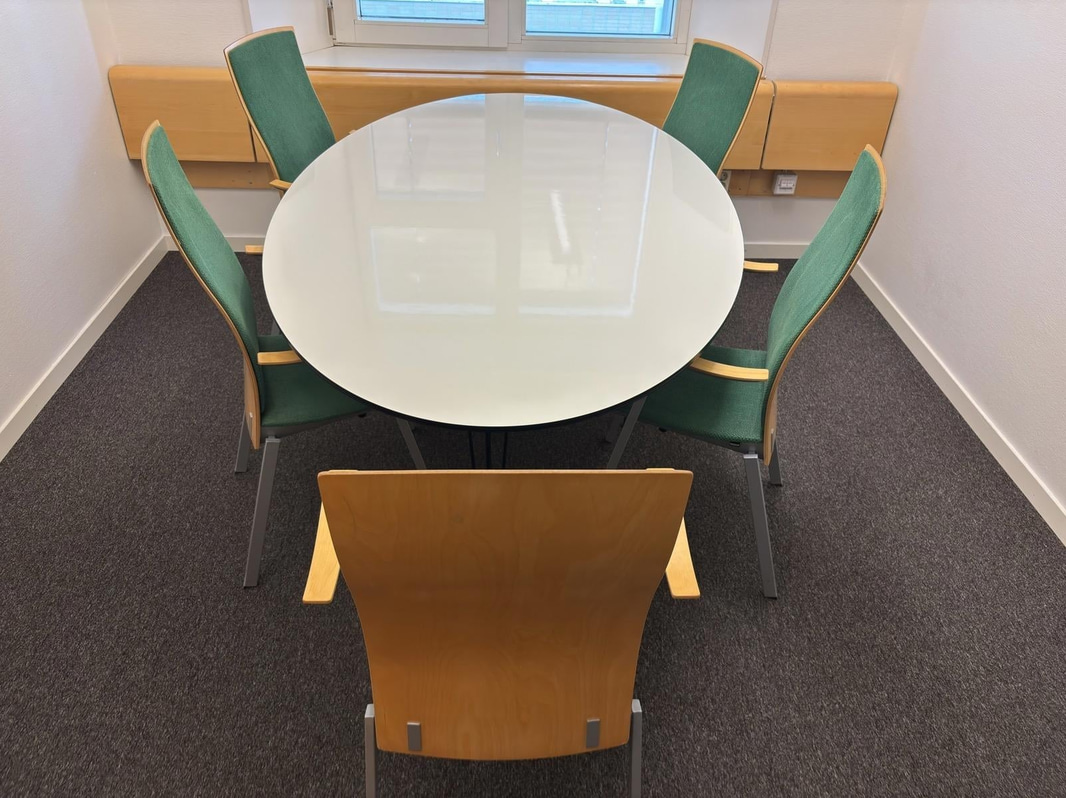 Bord inkl. 5 st. stolar