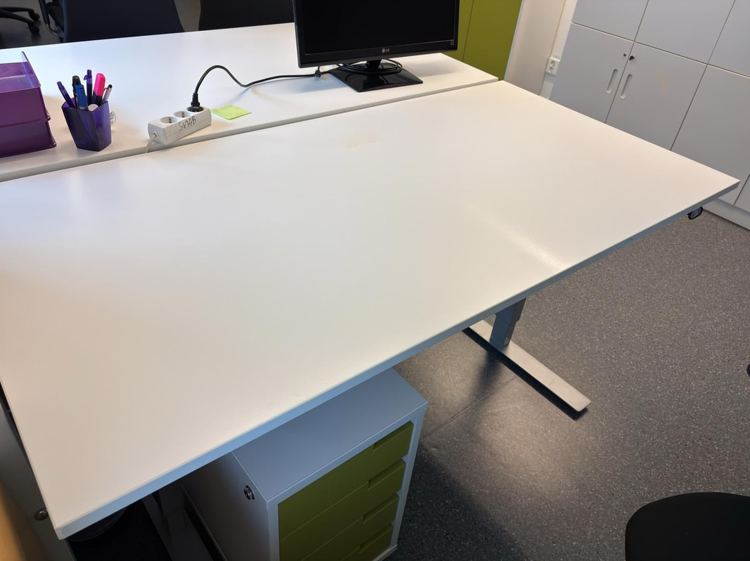 Höj- och sänkbart skrivbord inkl. kontorsstol och hurts
