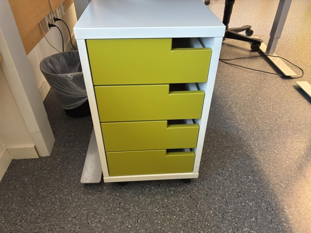 Höj- och sänkbart skrivbord inkl. kontorsstol och hurts