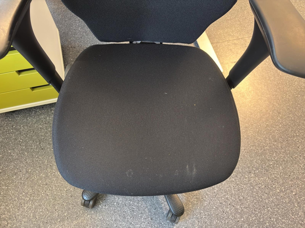 Höj- och sänkbart skrivbord inkl. kontorsstol och hurts