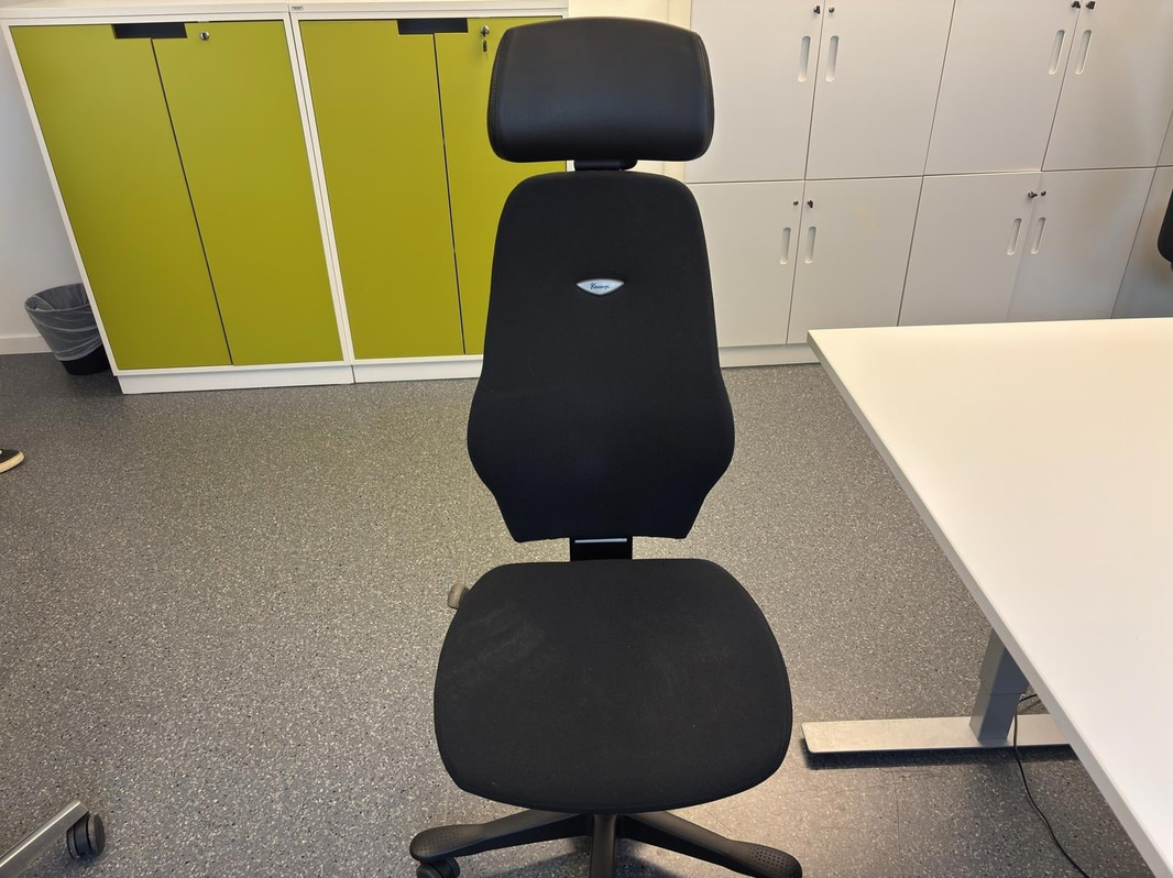 Höj- och sänkbart skrivbord inkl. kontorsstol och hurts