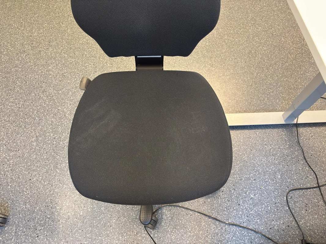 Höj- och sänkbart skrivbord inkl. kontorsstol och hurts