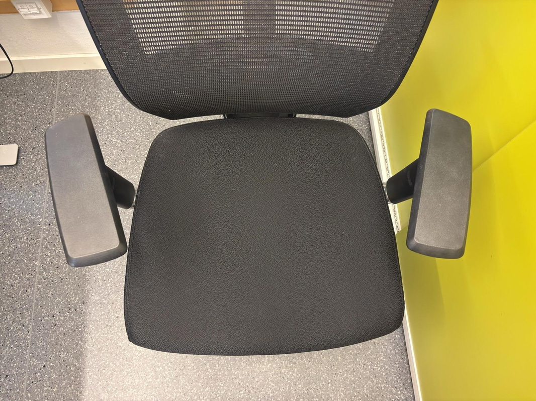 Höj- och sänkbart skrivbord inkl. kontorsstol