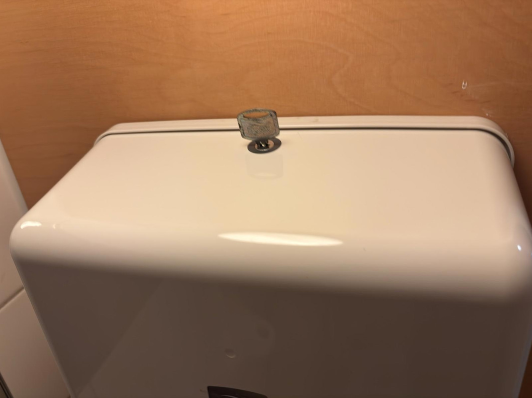2. st Serviettpappershållare Tork