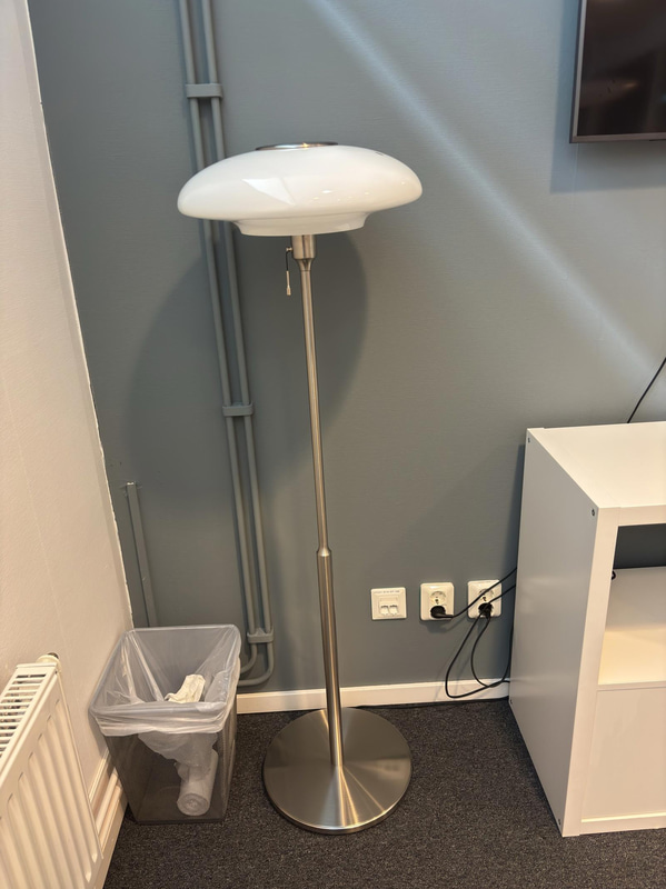 Byrå inkl. golvlampa