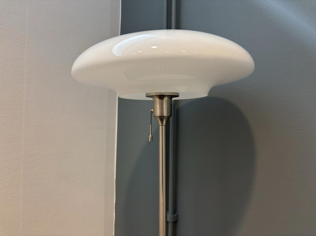 Byrå inkl. golvlampa