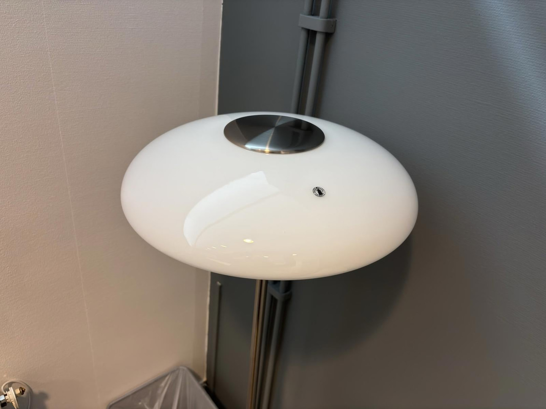 Byrå inkl. golvlampa