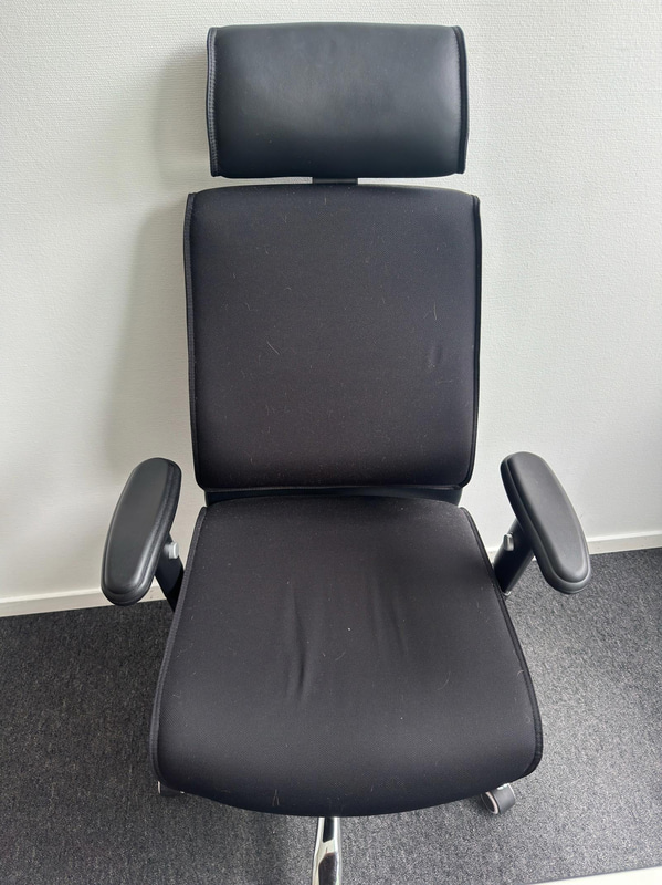 Elektriskt höj och sänkbart skrivbord inkl. kontorsstol