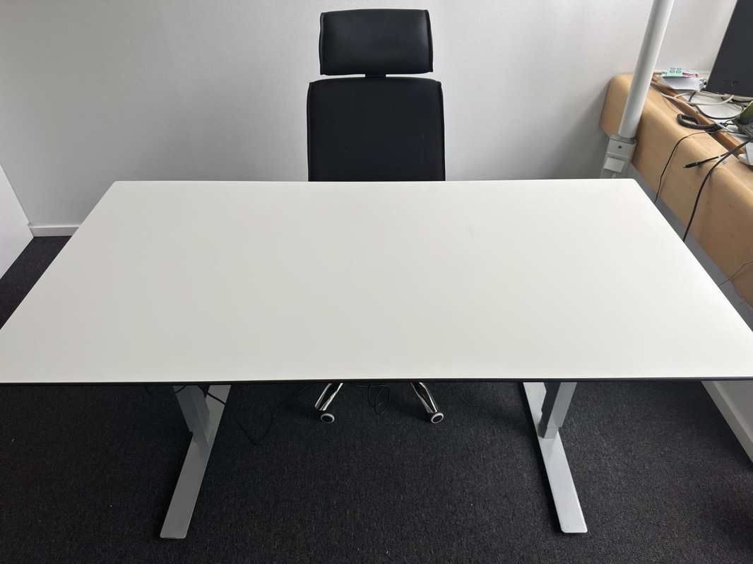 Elektriskt höj och sänkbart skrivbord inkl. kontorsstol
