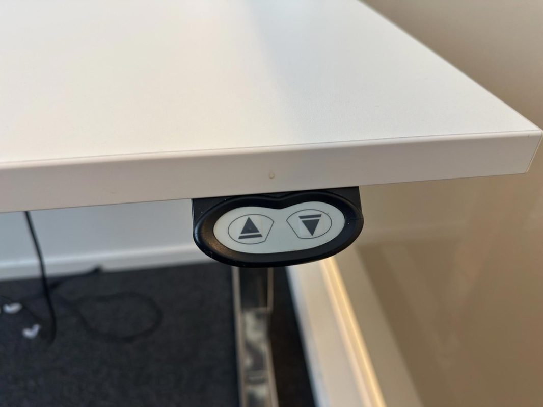 Höj- sänkbart skrivbord Martela, inkl. kontorsstol