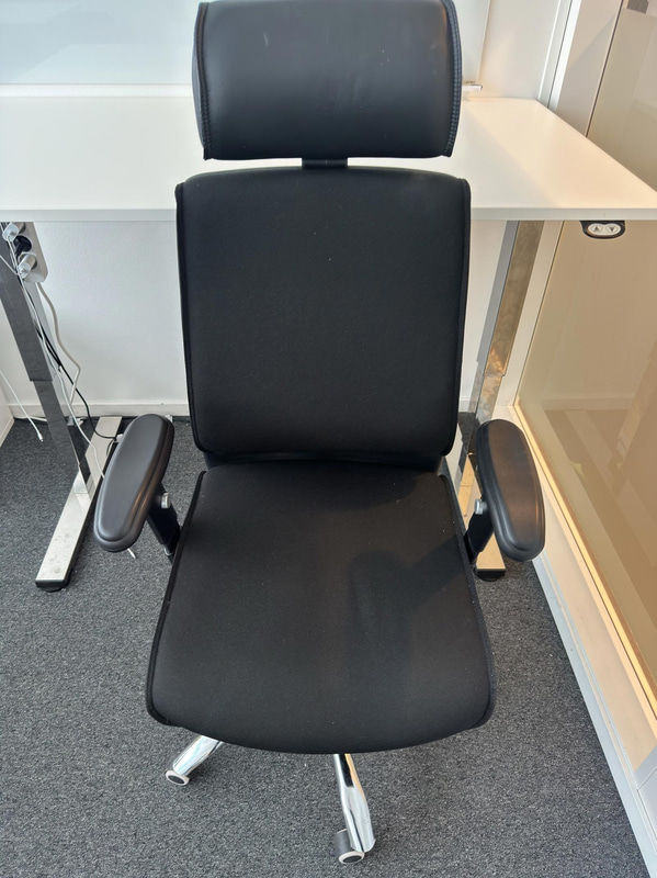 Höj- sänkbart skrivbord Martela, inkl. kontorsstol