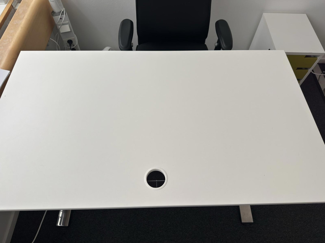 Höj- sänkbart skrivbord Martela, inkl. kontorsstol