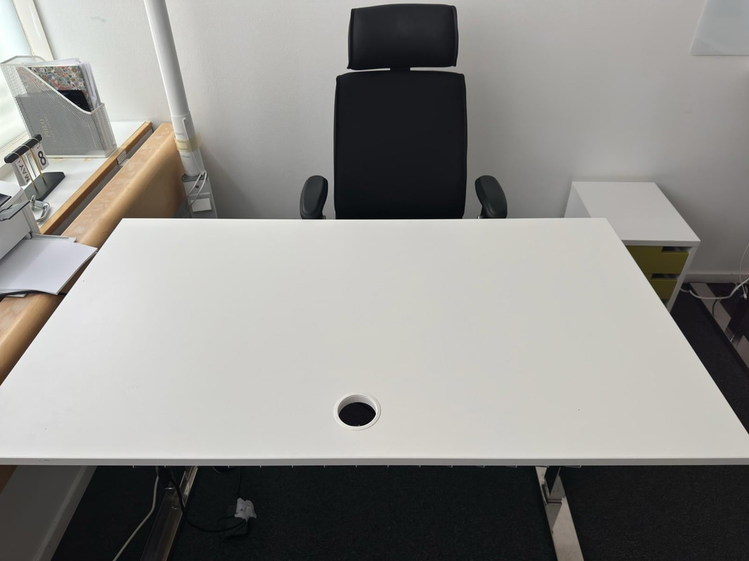 Höj- sänkbart skrivbord Martela, inkl. kontorsstol