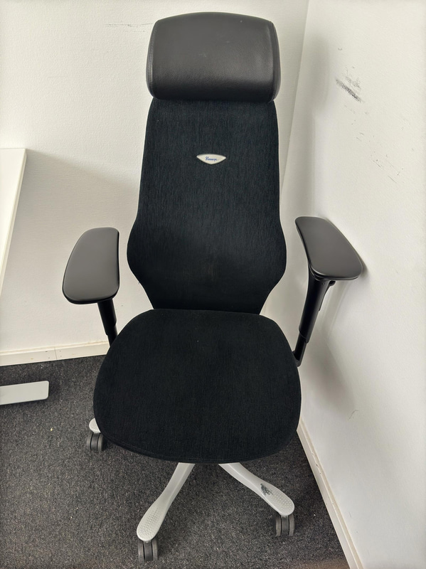 Höj- och sänkbart skrivbord, inkl. kontorsstol Kinnarps