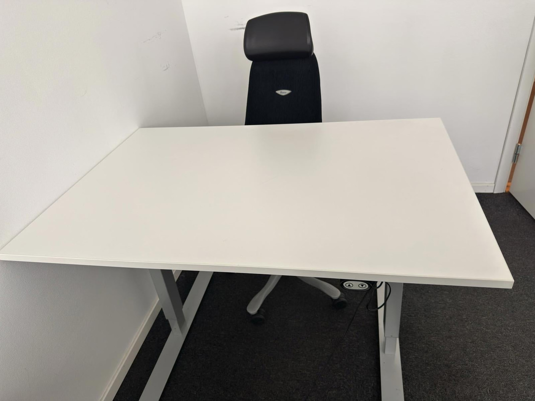 Höj- och sänkbart skrivbord, inkl. kontorsstol Kinnarps