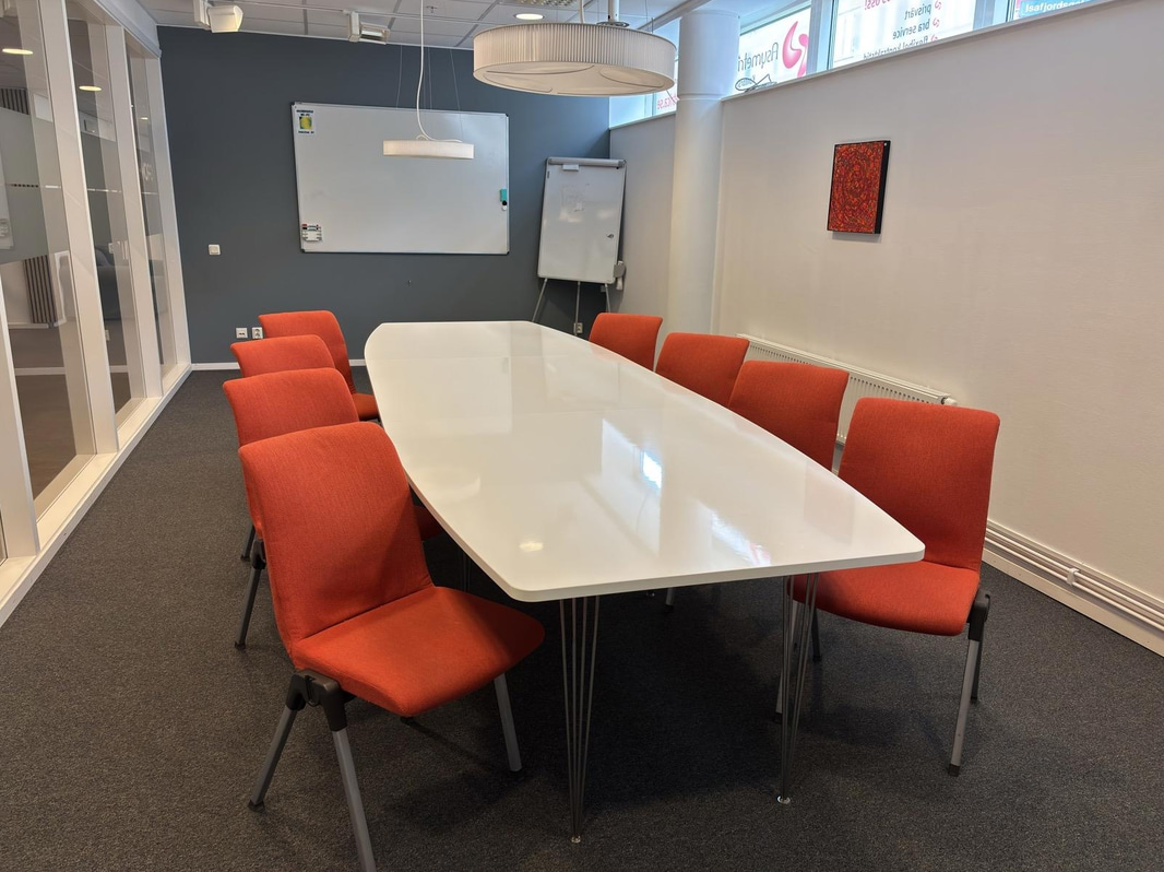 Kontorsbord inklusive 8 st. kontorsstolar HÅG
