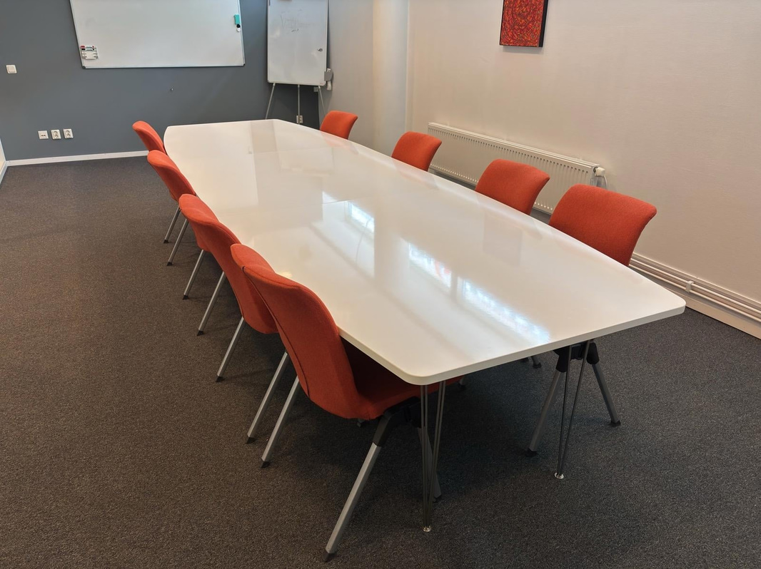 Kontorsbord inklusive 8 st. kontorsstolar HÅG