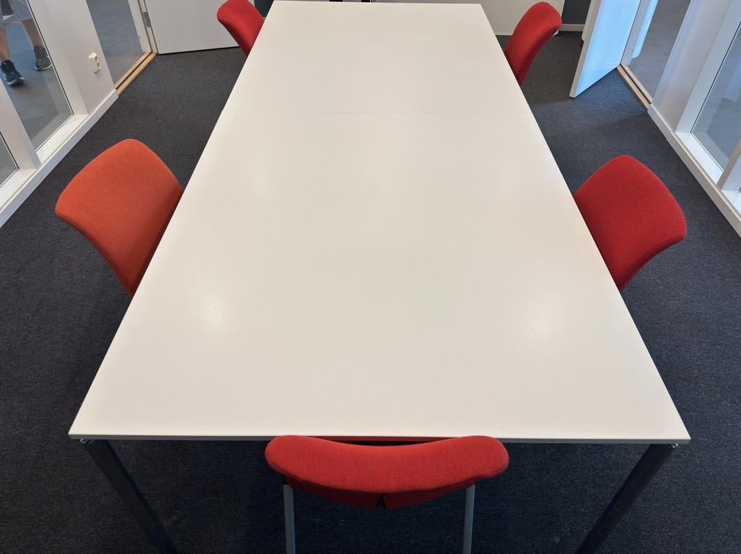 2 st. Konferesbord inkl. 5 st. stolar Håg