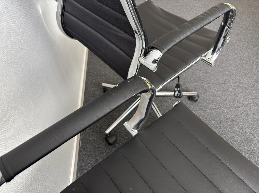 2 Mio Porter office chairs