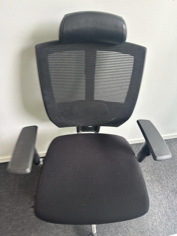 Höj- och sänkbart skrivbord inkl. kontorsstol